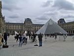 Лувр и его знаменитая стеклянная пирамида